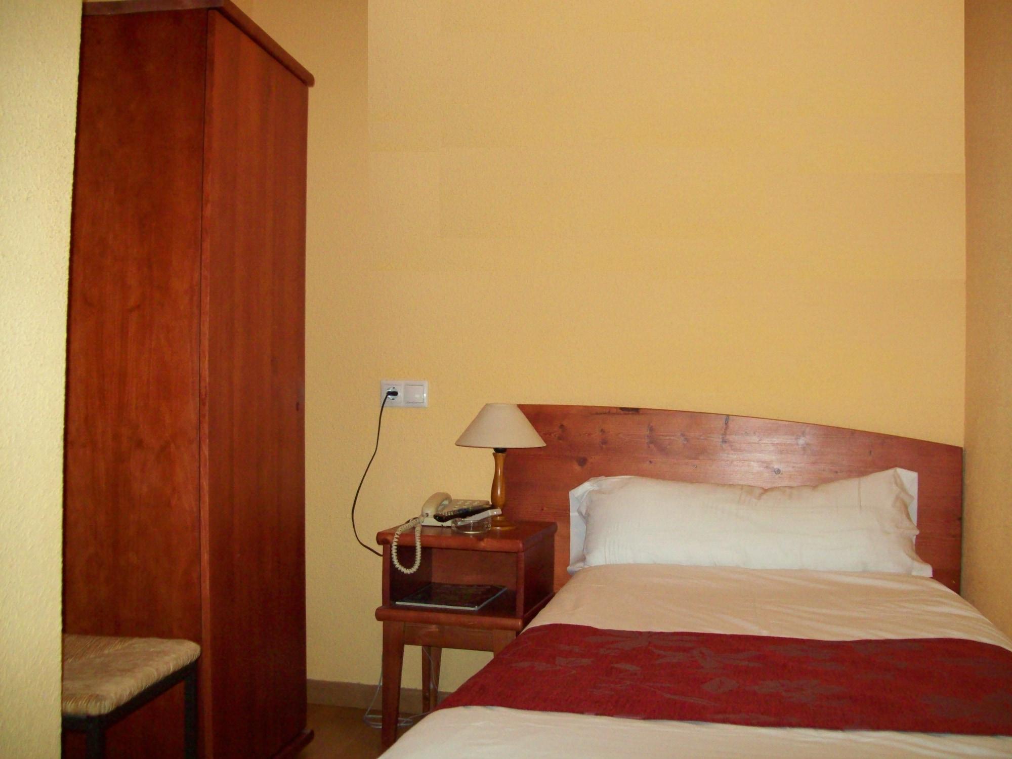 Ávila Hostal Restaurante Puerta Del Alcazar מראה חיצוני תמונה